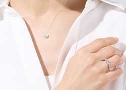 ジュエリーをつける様子