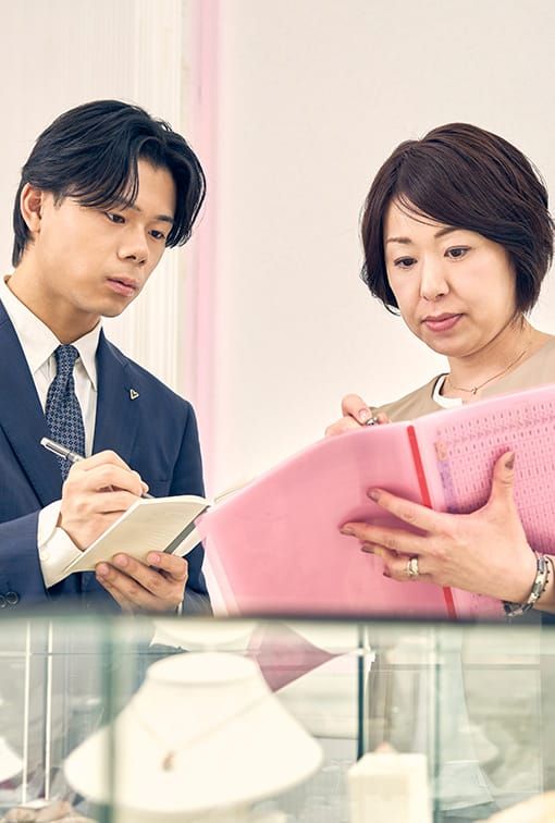 先輩社員によるOJTの様子