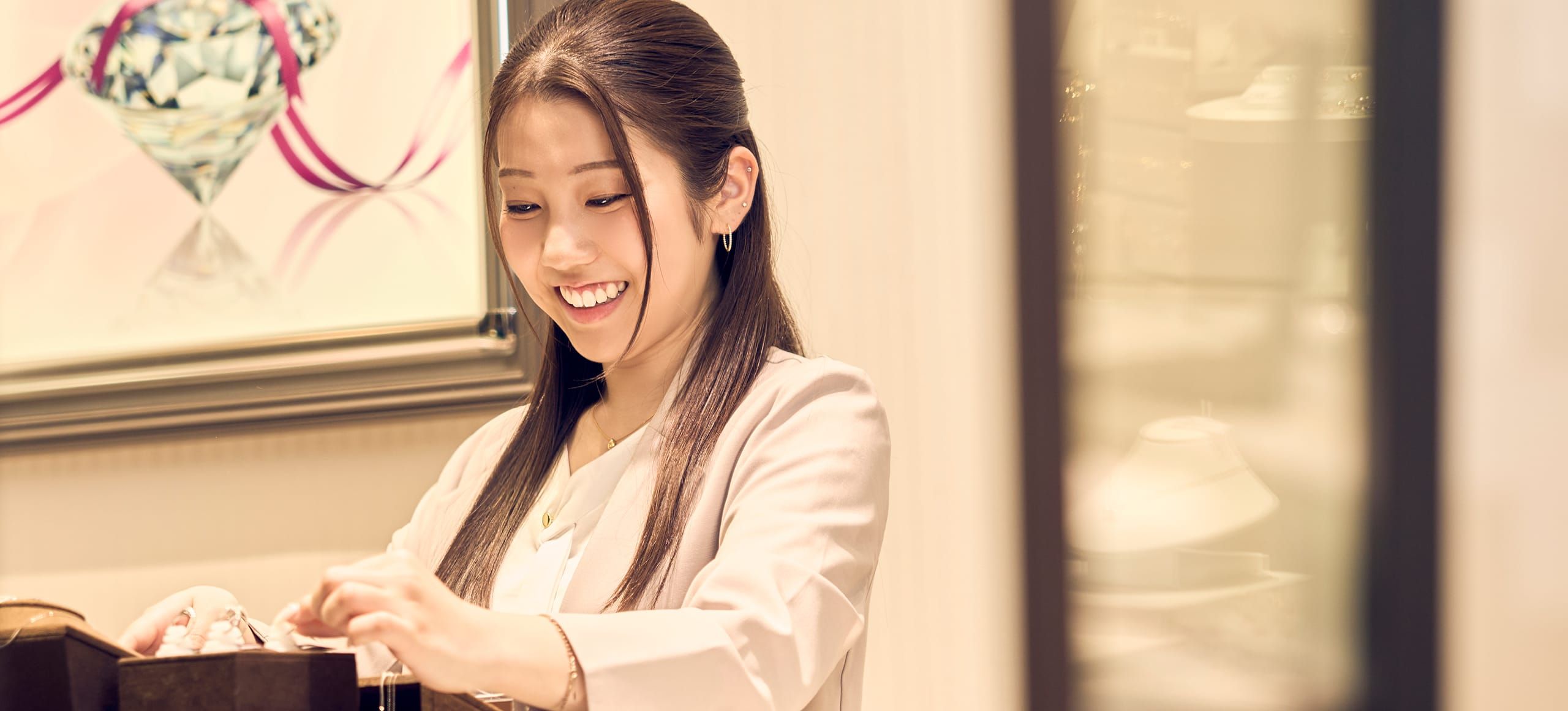 店舗で身だしなみを整えるU・R