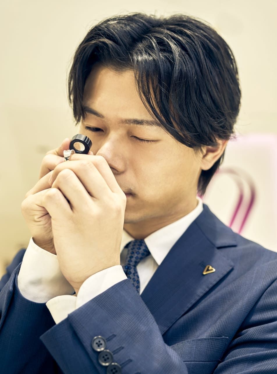 笑顔で話すF・R