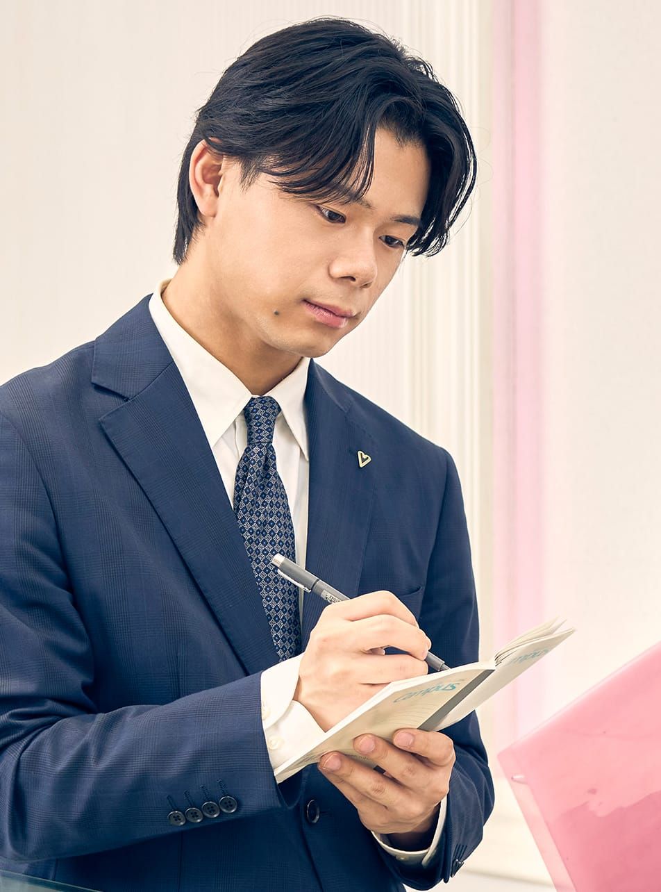 お客様にジュエリーをご案内するF・R