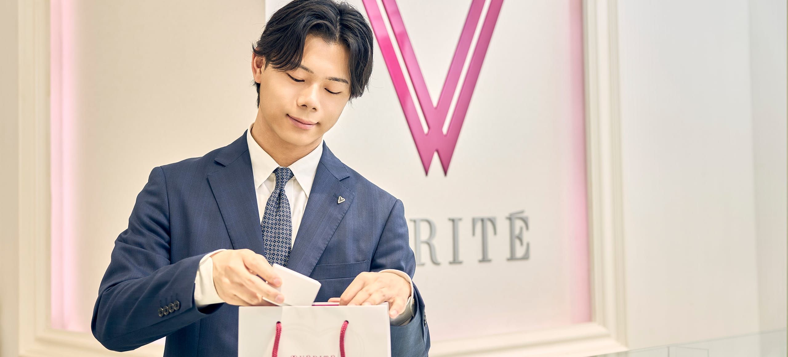 店舗で身だしなみを整えるF・R