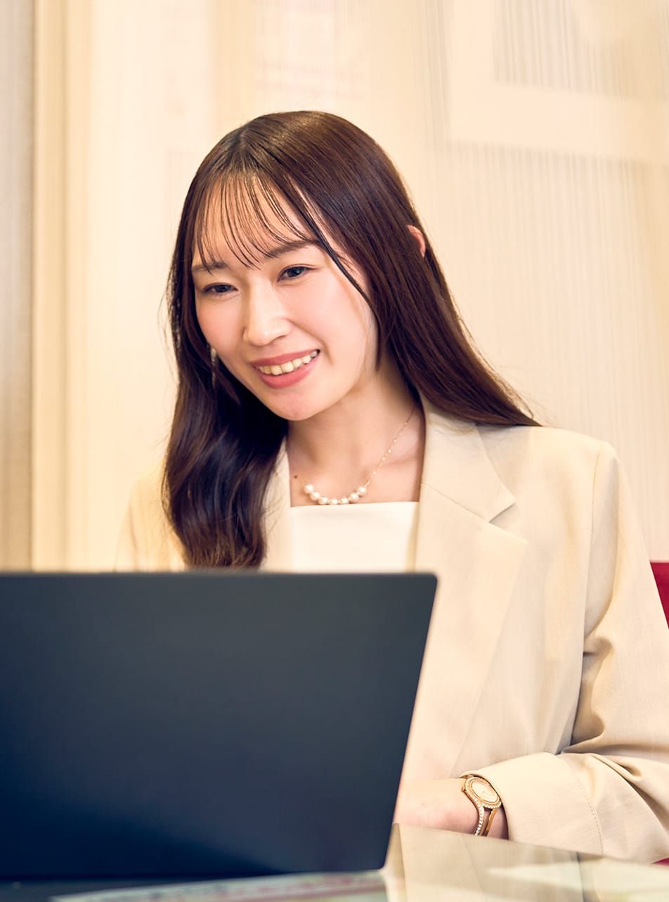 お客様にジュエリーをご案内するI・H