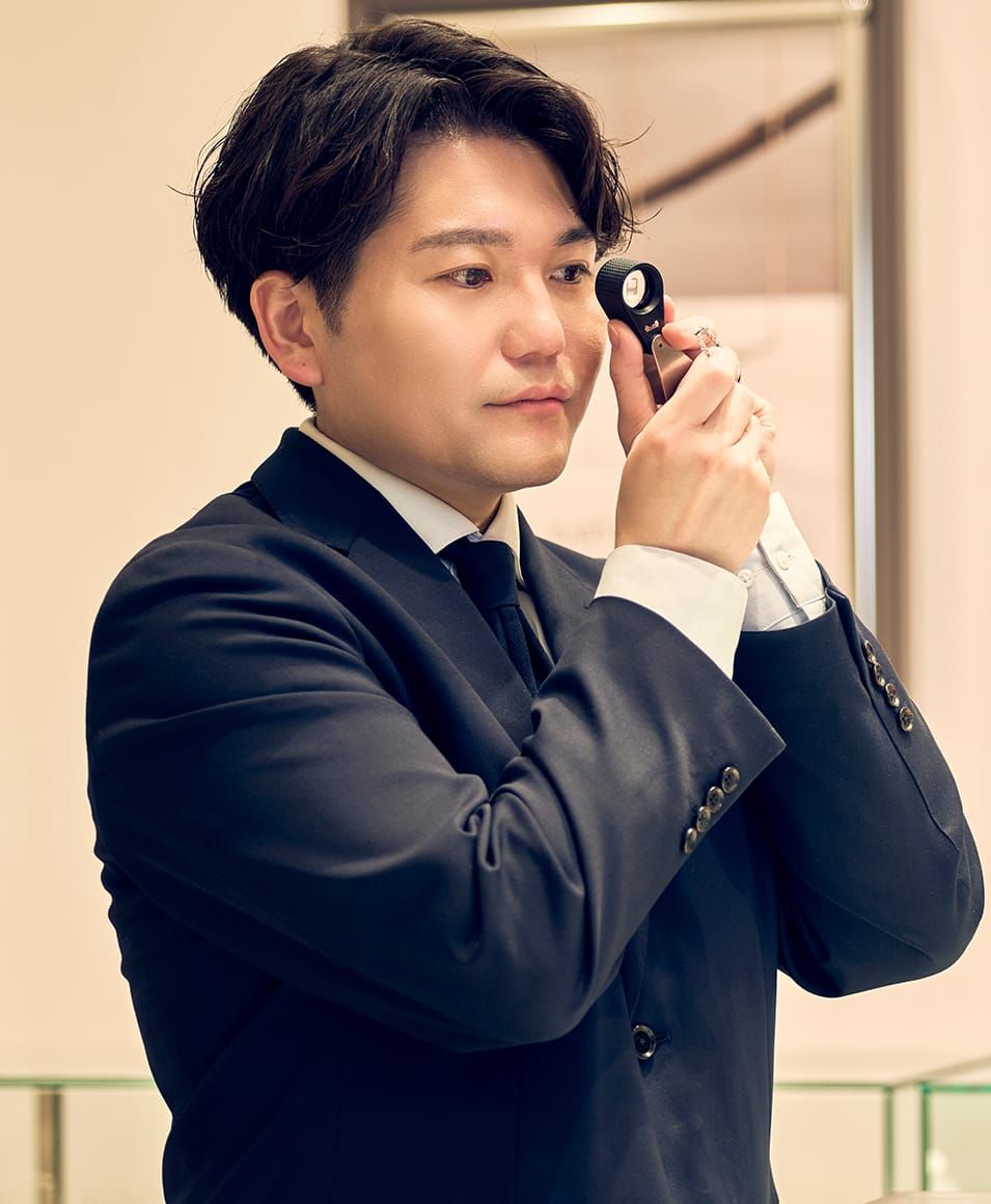 お客様にジュエリーをご案内するS・R