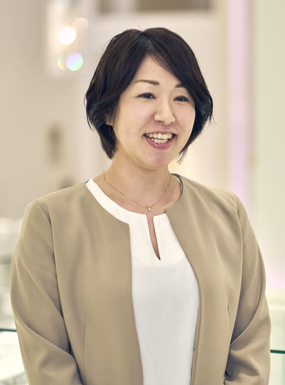 お客様にジュエリーをご案内するS・K